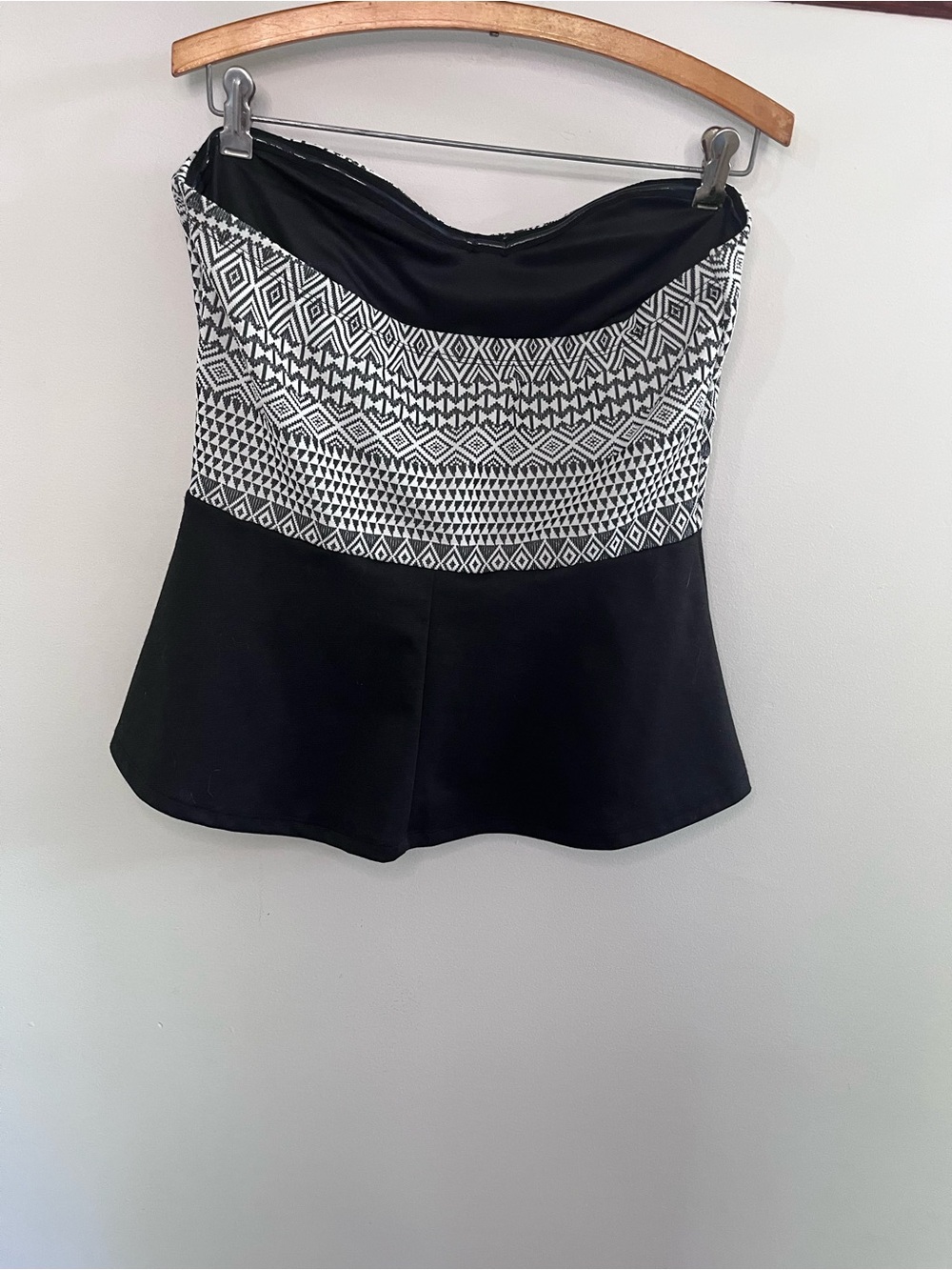 Studio Y Maurices Black White Tribal Geometric Strapless Peplum Top Large NWT - Picture 2 of 5